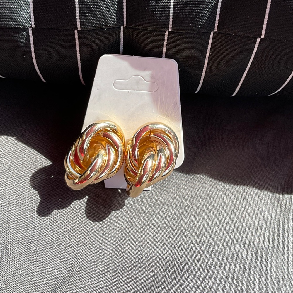 Elegant Gold Knot Earrings